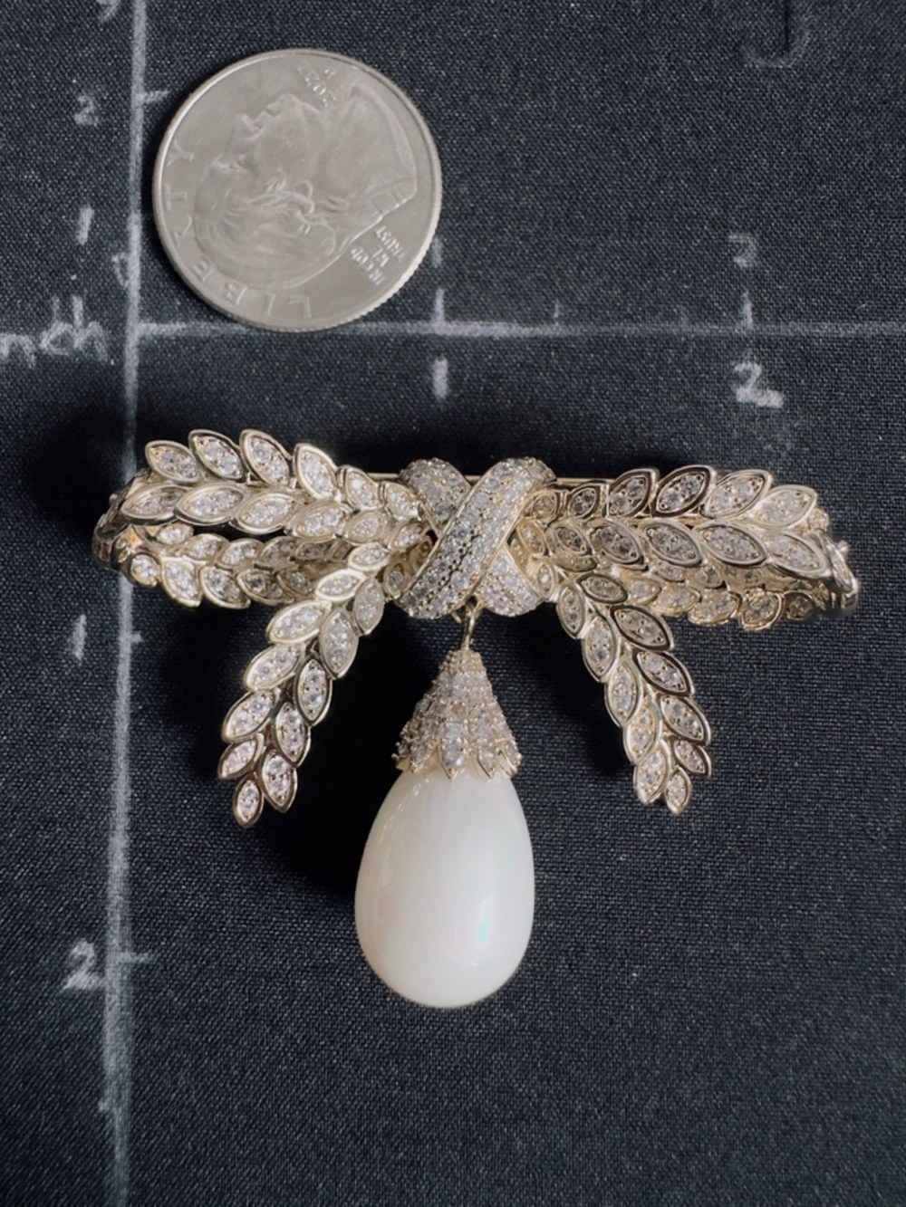 Gold-Tone Leaf Bow Brooch with White Teardrop Pendant - Picture 4 of 6